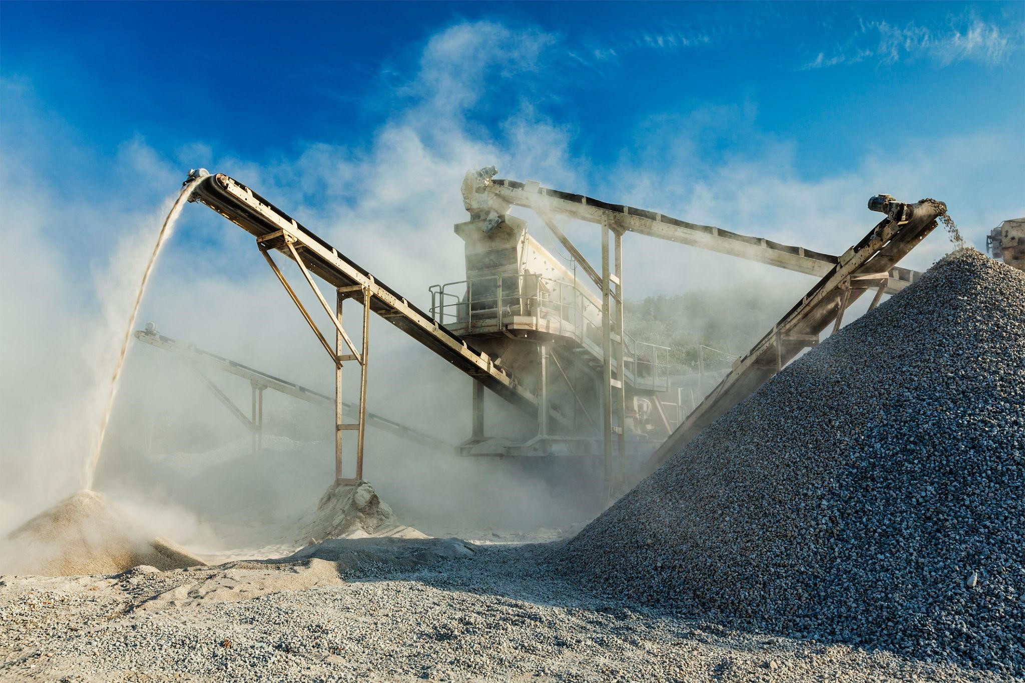 Mineral processing plant with crushing and conveying equipment
